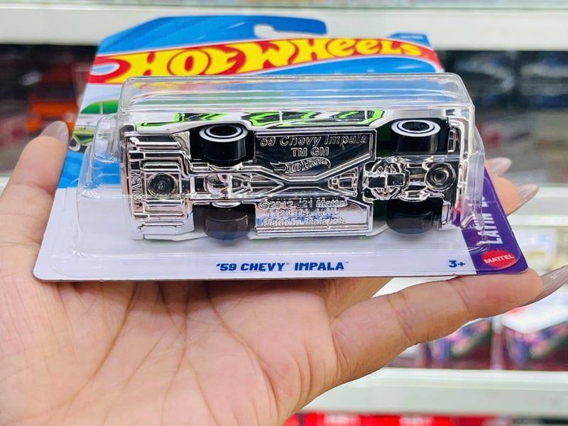  Mô hình xe Chevrolet '69 Impala green Hot Wheels kim loại có bản quyền chính hãng tỉ lệ 1:64 C4982-CV 