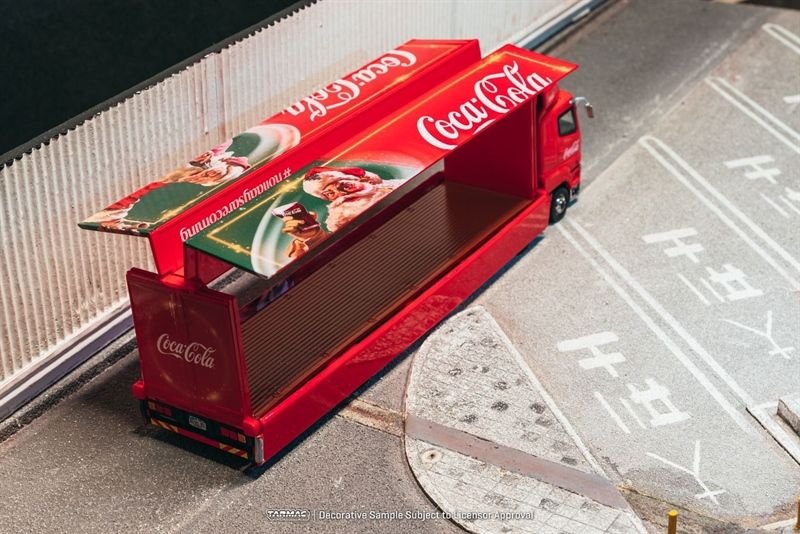  Mô hình xe Mitsubishi Fuso Super Great Coca-Cola Santa Truck Limited to 2,700pcs tỉ lệ 1:64 Tarmac Works T64T-TL001-CC 