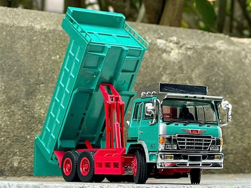 Mô hình xe tải Hino chở hàng - chở đá/ cát thùng nâng hạ được bằng kim loại tỉ lệ 1:64 DBGT model OT64724 