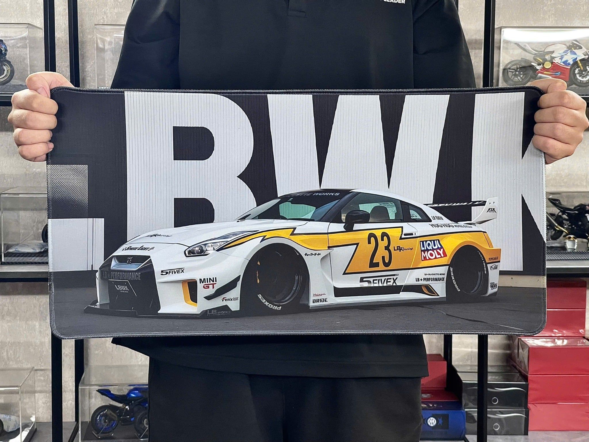  Phụ kiện Thảm lót chống trượt chủ đề siêu xe Nissan kích thước 30x60cm Autono1 PT120A 