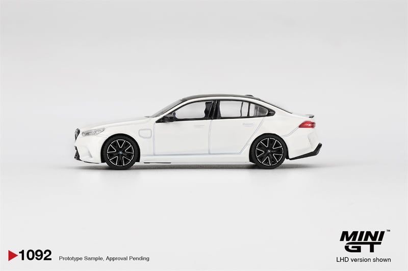  Mô hình xe BMW M5 Alpine White bản card tỉ lệ 1:64 MiniGT MGT01092 