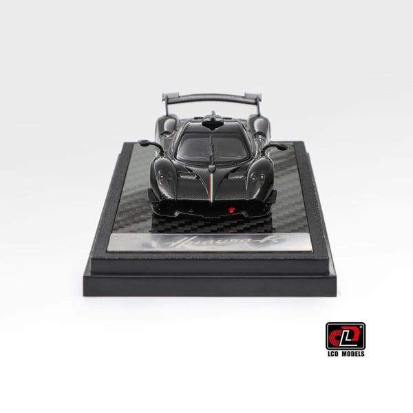  Mô hình xe Pagani Huayra R Diecast Model Glossy Black Carbon Fiber with Italian Strips tỉ lệ 1:64 LCD LCD64028-CBI 