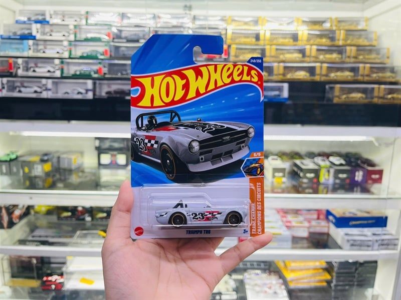  Mô hình xe Triumph TR6 Treasure Hunt Hotwheels kim loại có bản quyền chính hãng tỉ lệ 1:64 C4982-TH 