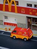  Mô hình xe Mitsubishi Delica custom Mcdonald's limited 600pcs tỉ lệ 1:64 Bliss model OT64737 