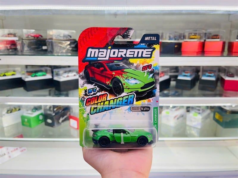 Mô hình xe Color Changers - xe đổi màu Aston martin Vantage GT8 tỉ lệ 1:64 Majorette 8504000001 