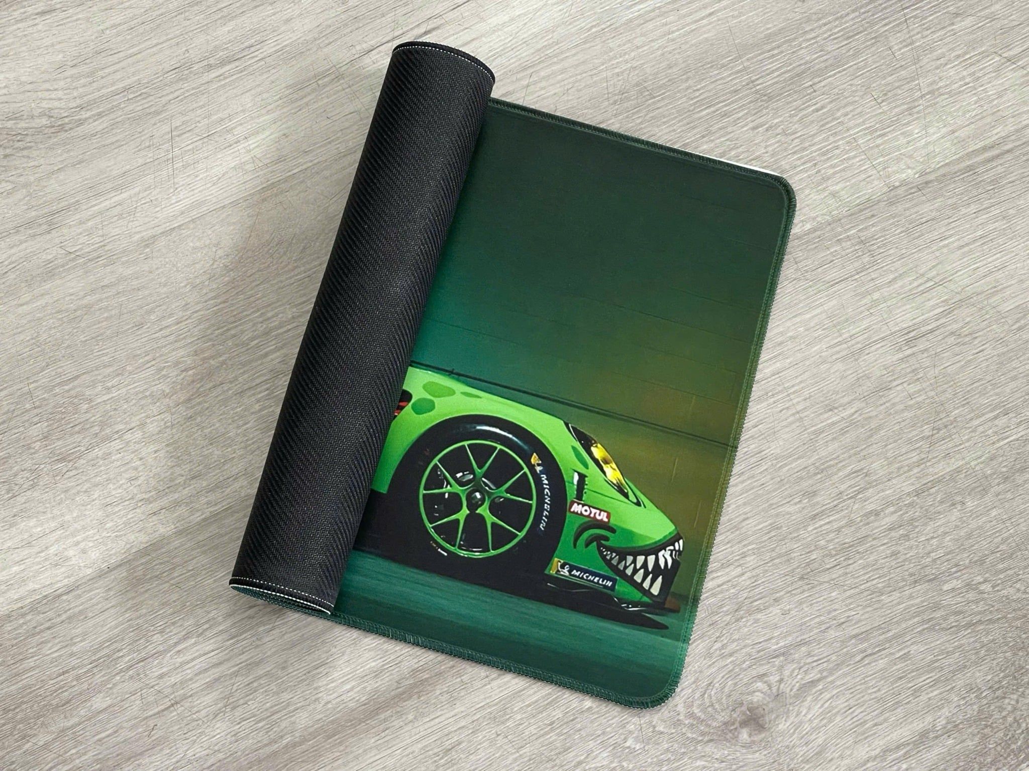  Phụ kiện Thảm lót chống trượt chủ đề siêu xe Porsche kích thước 30x60cm Autono1 PT126A 