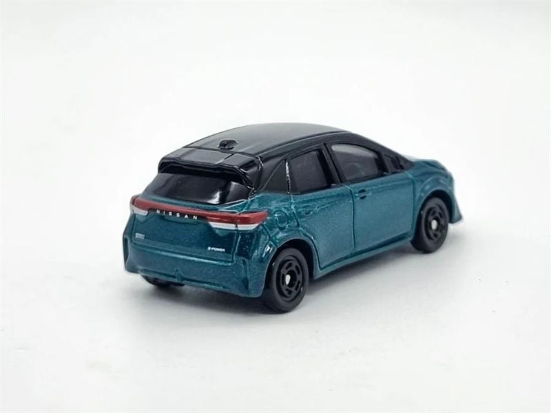  Mô hình xe Nissan Note Aura Box 25 tỉ lệ 1:63 Tomica 950523 