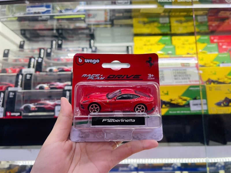  Mô hình xe Ferrari Ferrari F12berlinetta bản card tỉ lệ 1:64 Bburago 18-56000 