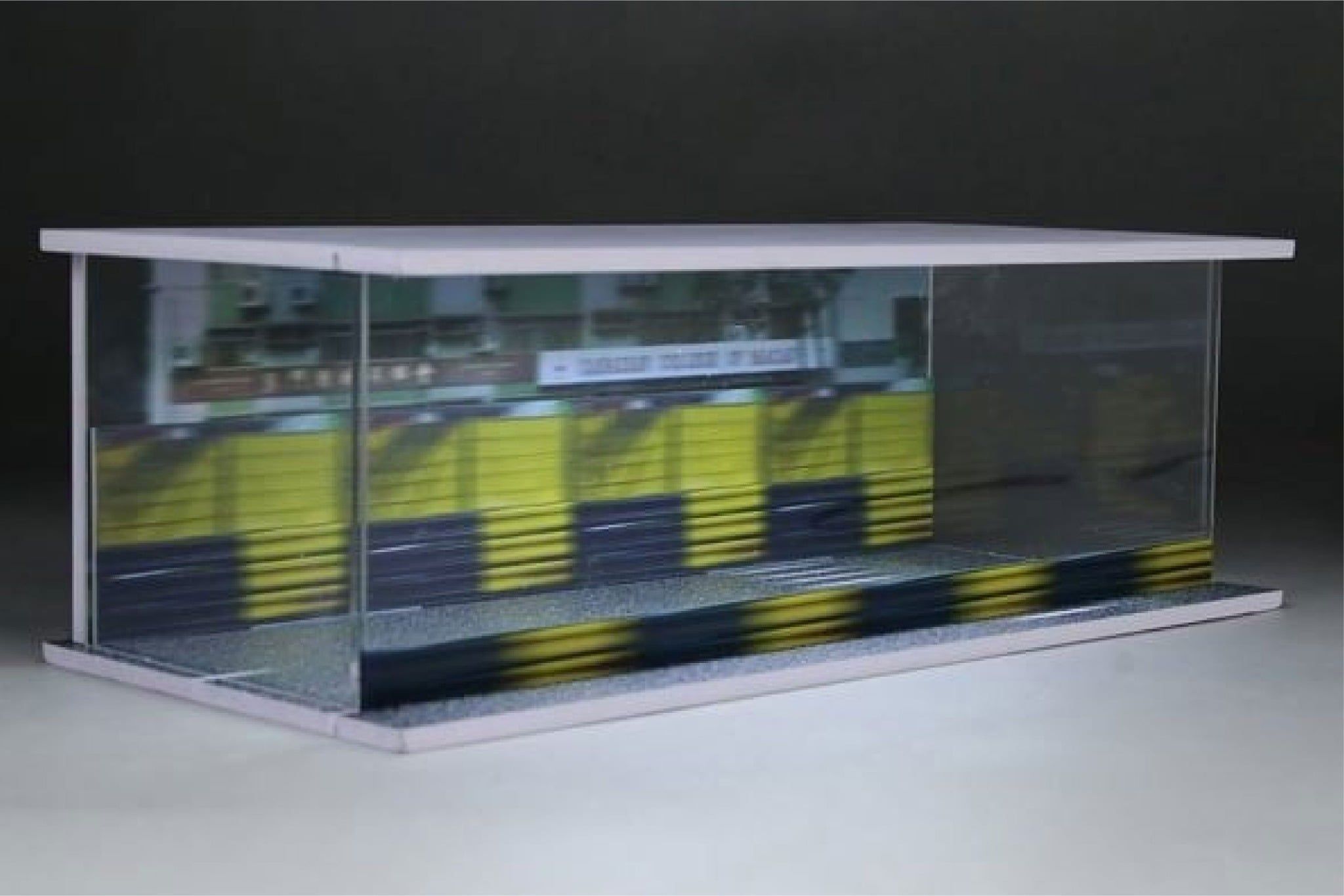  Hộp trưng bày mô phỏng đường đua hiệu ứng đang chạy kích thước 30x13.3x10cm tỉ lệ 1:64 MoreArt MO914413 