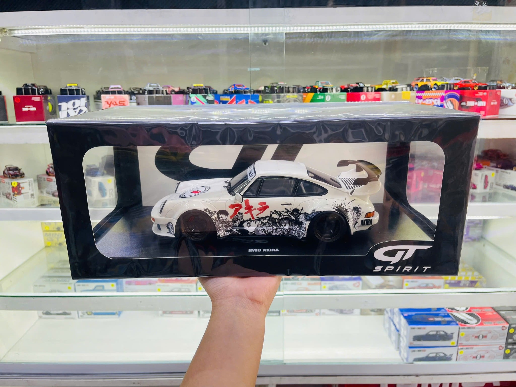  Mô hình xe Porsche 911 RWB Rauh-Welt Akira 2024 Glacier white tỉ lệ 1:18 GT Spirit GT508 