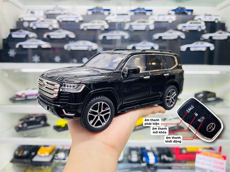 Mô hình xe Toyota Land Cruiser LC300 2022 có remote full open - full kính - đánh lái được tỉ lệ 1:24 Henteng model H08222C 