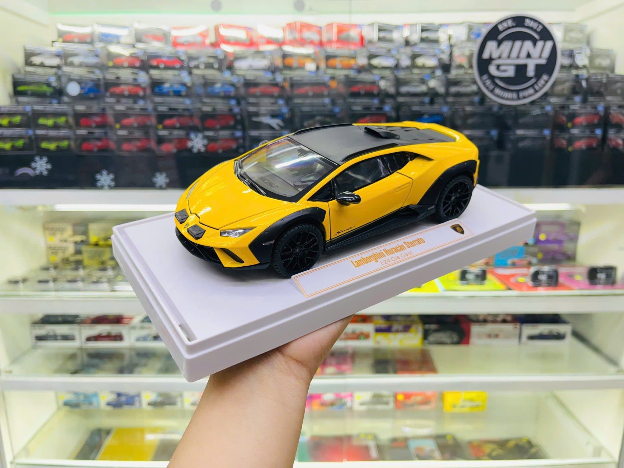  Đồ trang trí để bàn, mô hình ô tô, chất liệu chính bằng nhựa kết hợp sắt kt 25*13*9.5cm +/-10% - Xe ô tô Lamborghini Sterrato tỉ lệ 1:24 AlloyModel H2603 