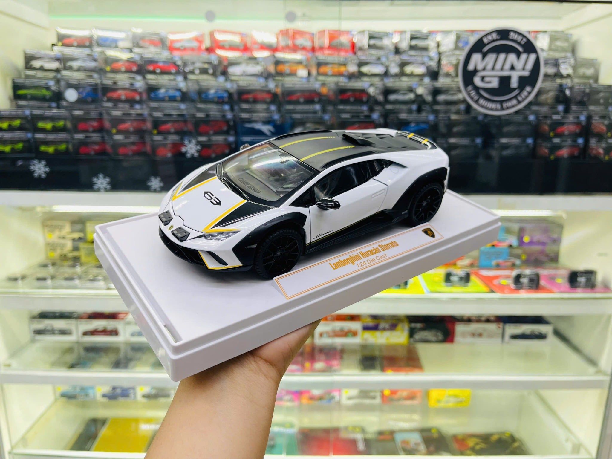  Đồ trang trí để bàn, mô hình ô tô, chất liệu chính bằng nhựa kết hợp sắt kt 25*13*9.5cm +/-10% - Xe ô tô Lamborghini Sterrato tỉ lệ 1:24 AlloyModel H2603 