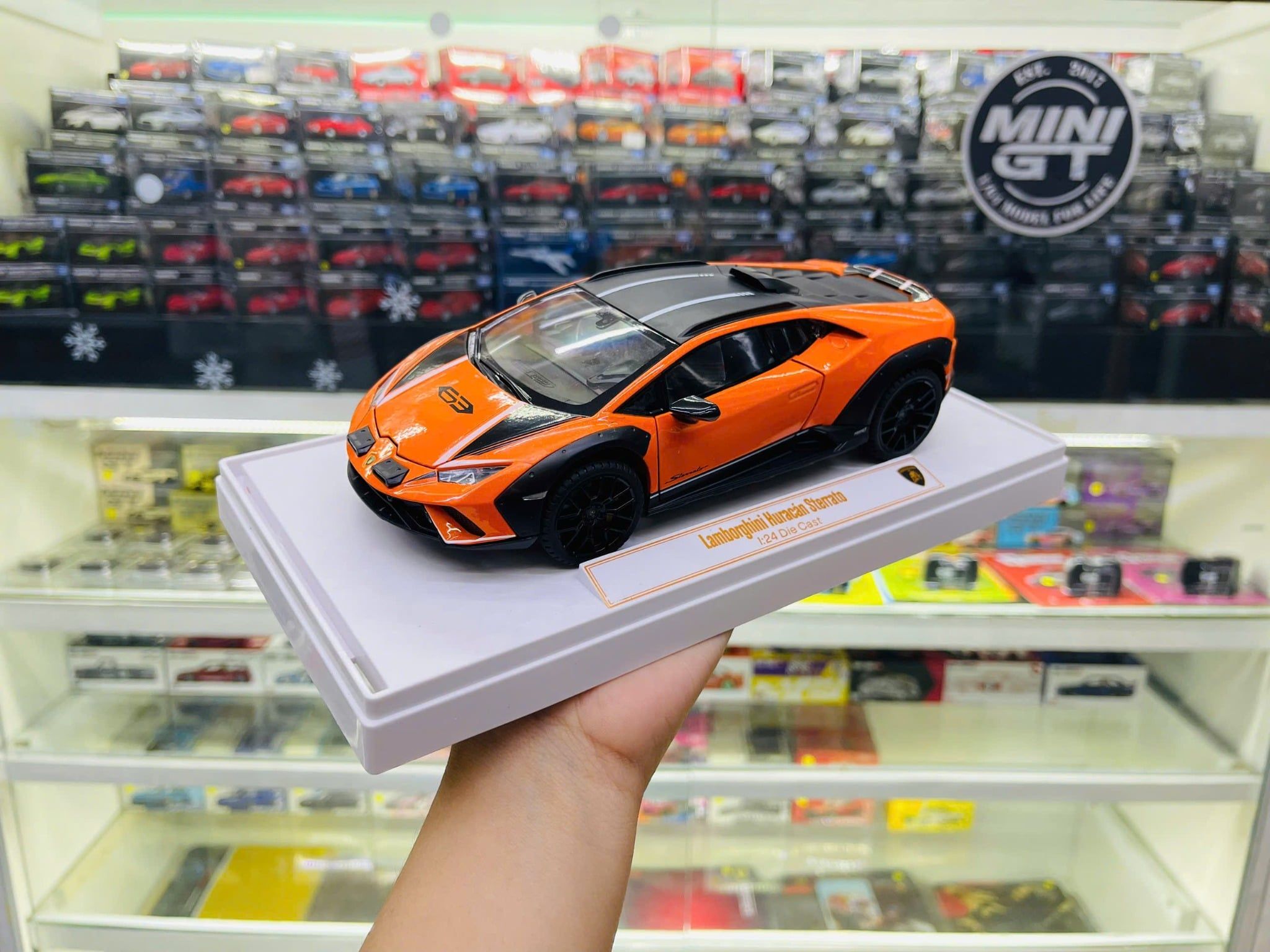  Đồ trang trí để bàn, mô hình ô tô, chất liệu chính bằng nhựa kết hợp sắt kt 25*13*9.5cm +/-10% - Xe ô tô Lamborghini Sterrato tỉ lệ 1:24 AlloyModel H2603 