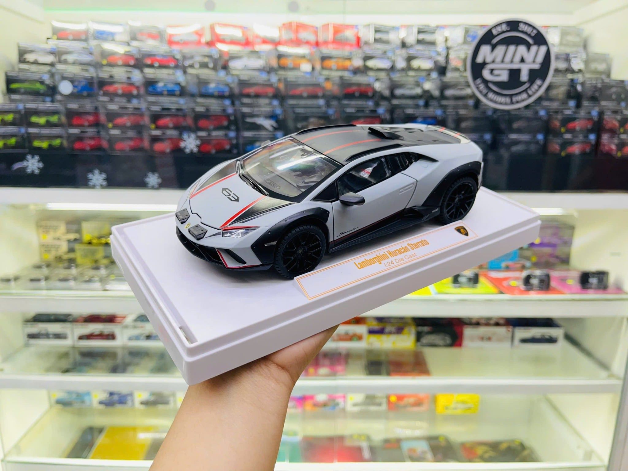  Đồ trang trí để bàn, mô hình ô tô, chất liệu chính bằng nhựa kết hợp sắt kt 25*13*9.5cm +/-10% - Xe ô tô Lamborghini Sterrato tỉ lệ 1:24 AlloyModel H2603 