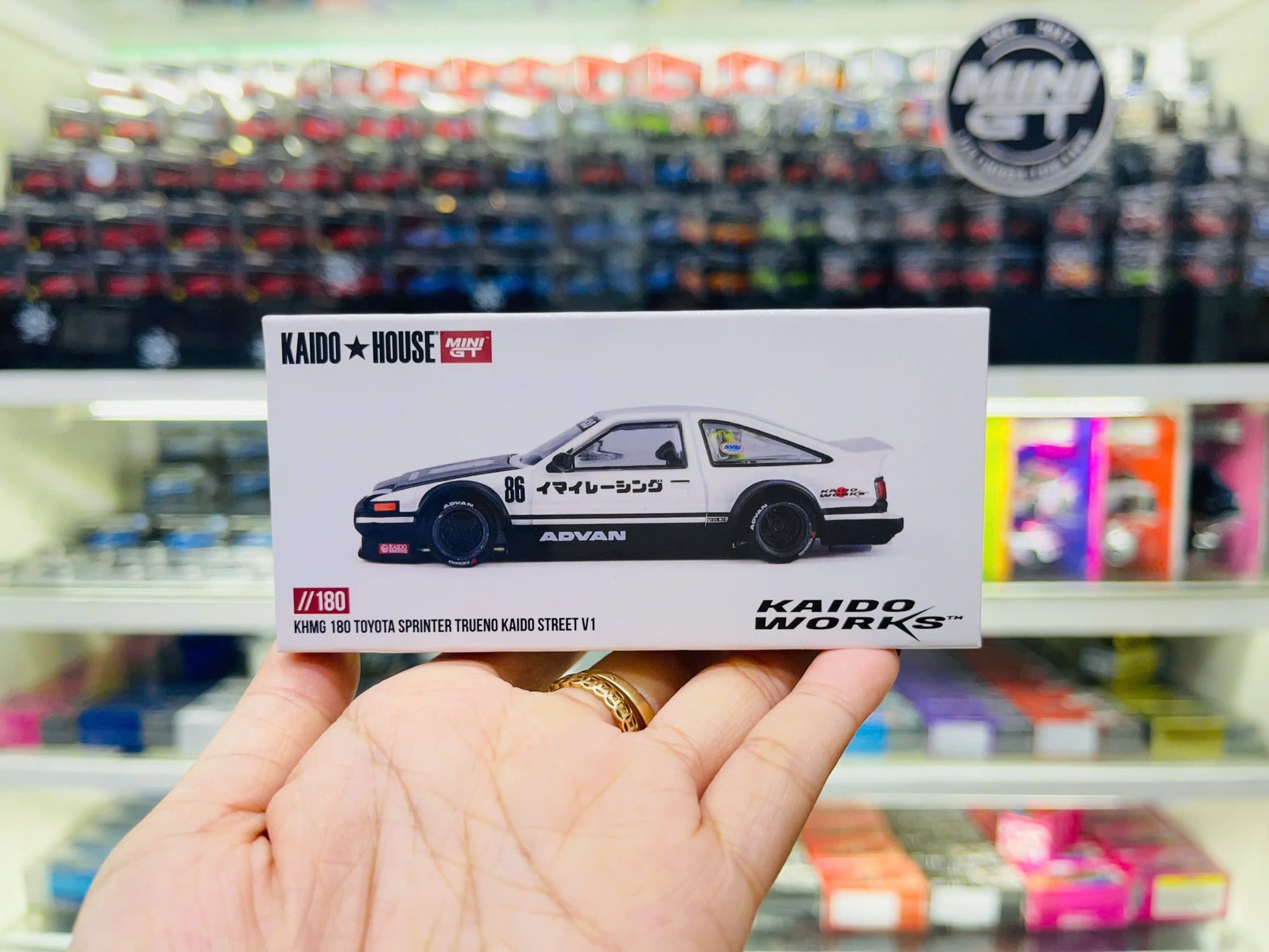  Mô hình xe TOYOTA SPRINTER TRUENO KAIDO WORKS™ IMAI RACING V1 tỉ lệ 1:64 Kaido House KHMG180 