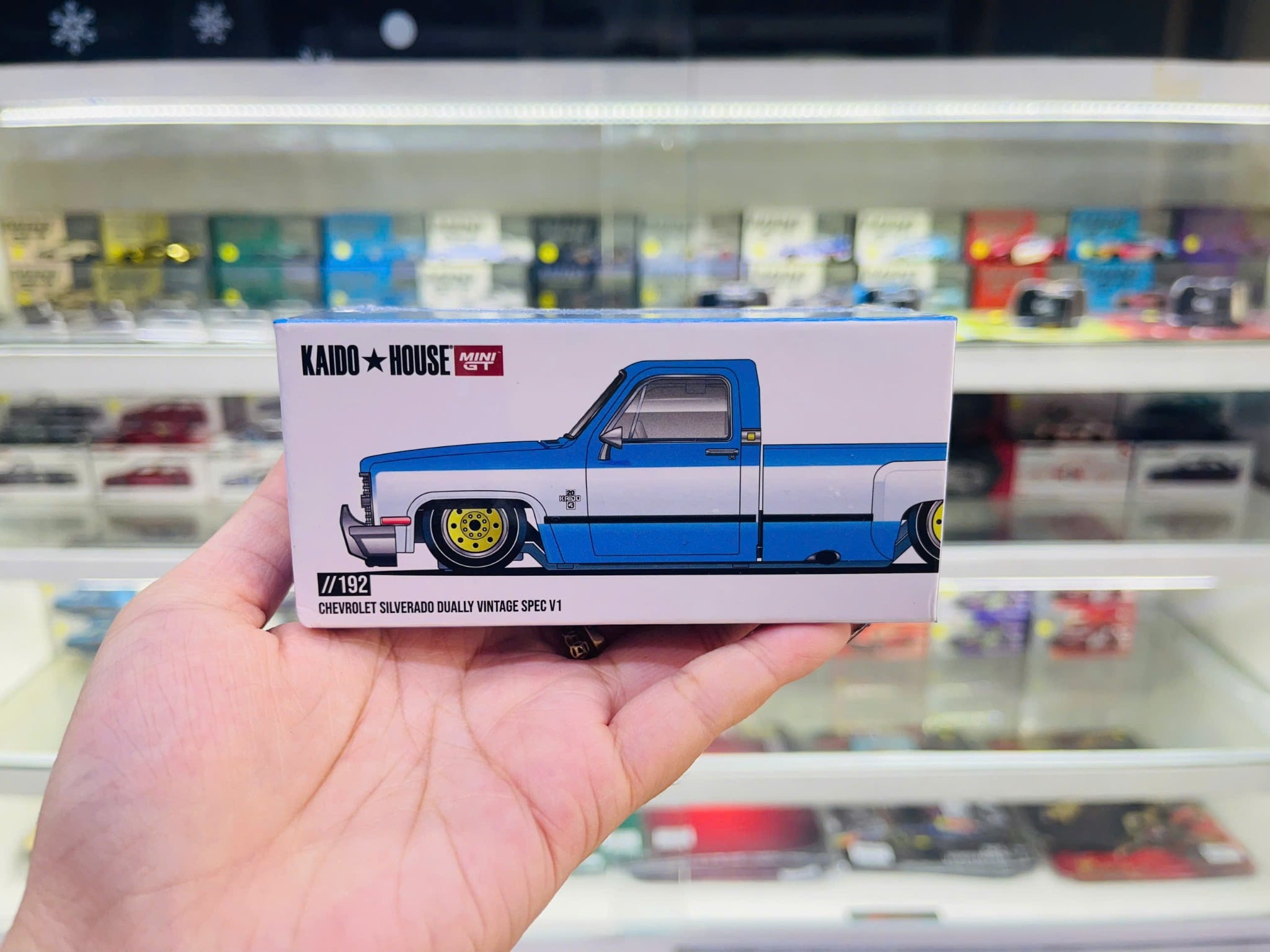  Mô hình xe Chevrolet Silverado Dually Vintage Spec V1 tỉ lệ 1:64 Kaido House KHMG192 