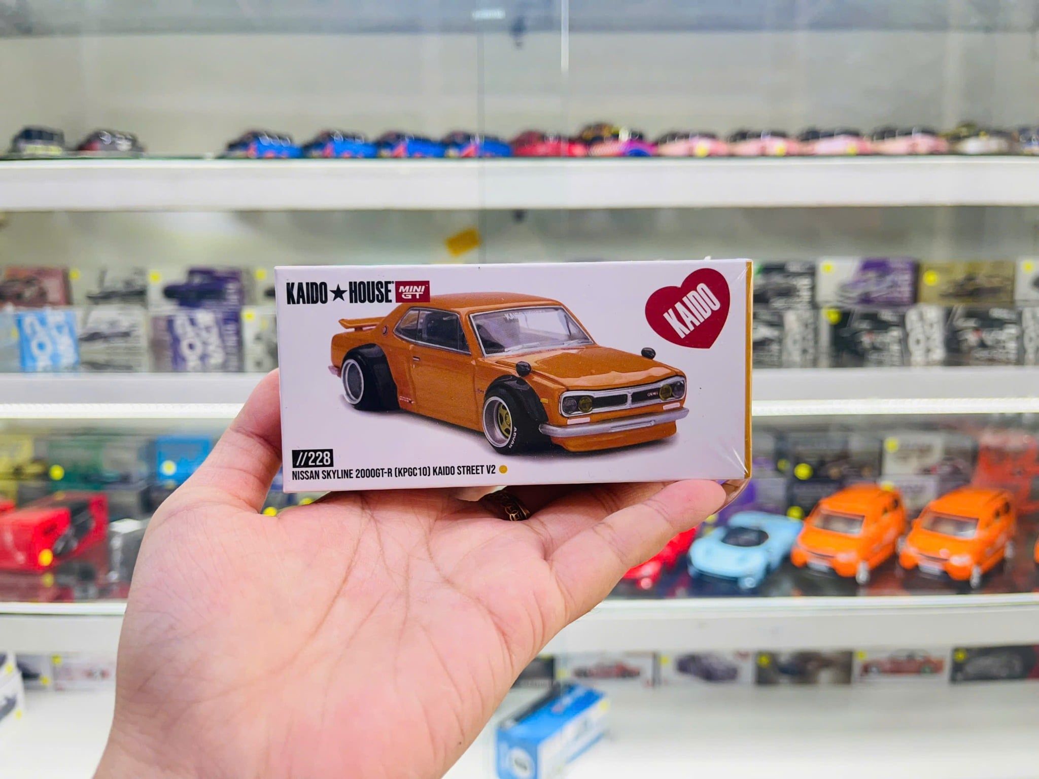  Mô hình xe Nissan Skyline 2000 GT-R (KPGC10) Kaido Street V2 tỉ lệ 1:64 Kaido House KHMG228 