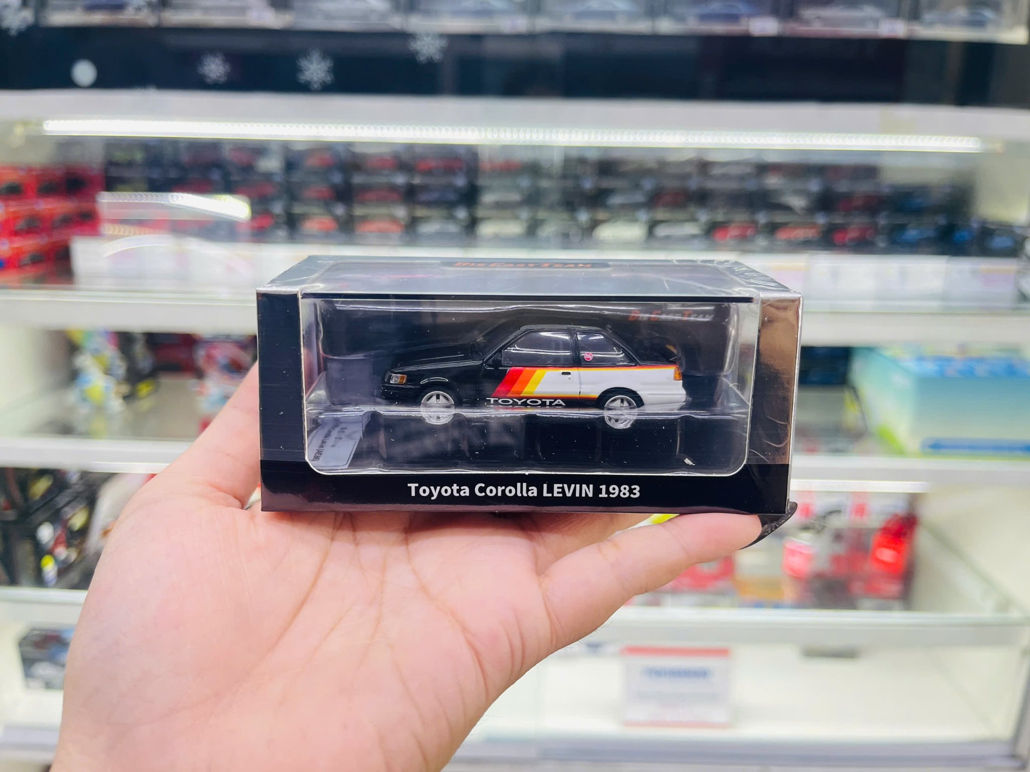  Mô hình xe1983 Toyota Corolla Levin Black Sticker Diecast Model tỉ lệ 1:64 DCT LL-009-286 