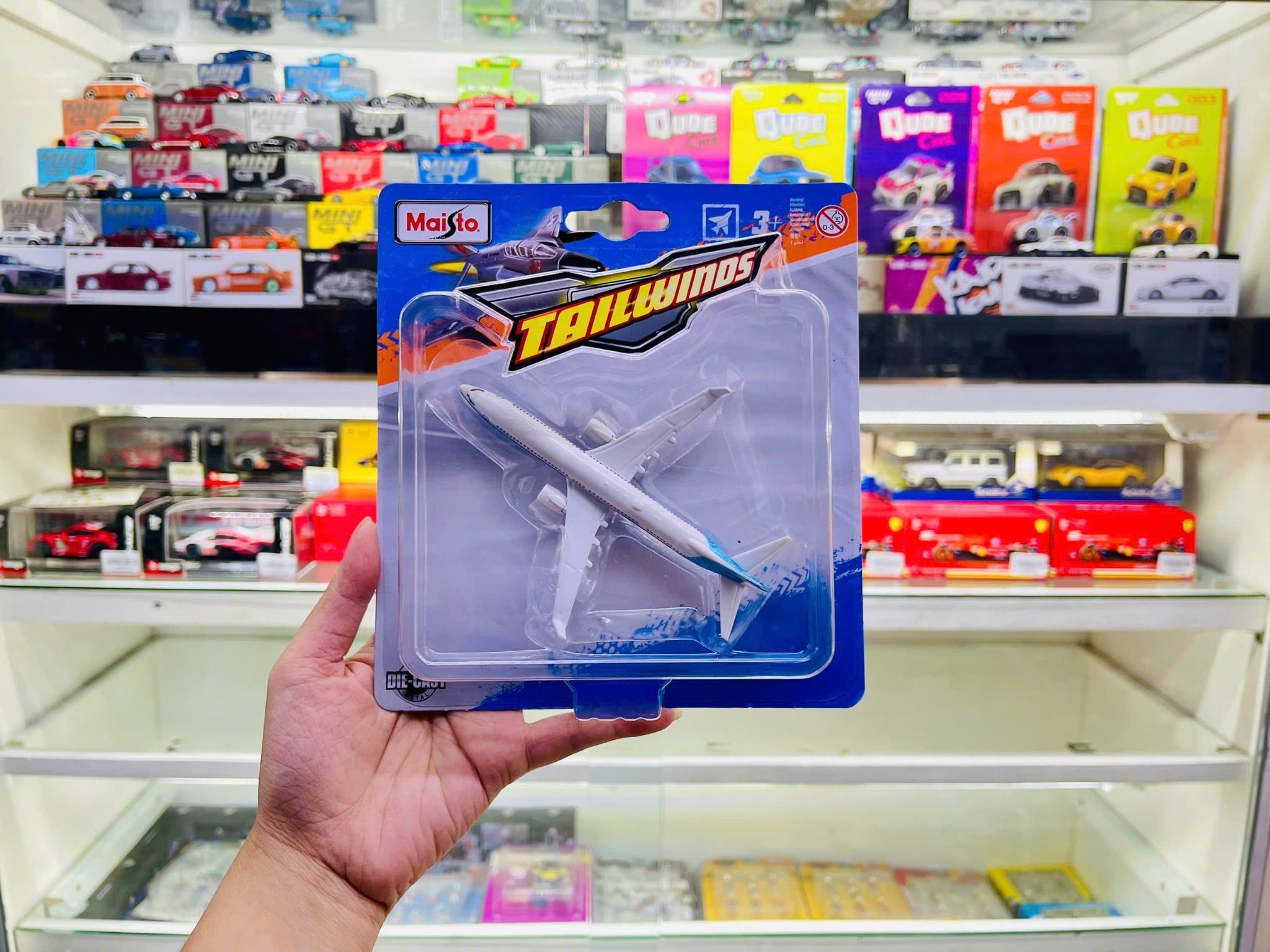  Mô hình máy bay dân sự Boeing B737-10 kích thước 12cm - Tailwinds Maisto 15088 MB12011 