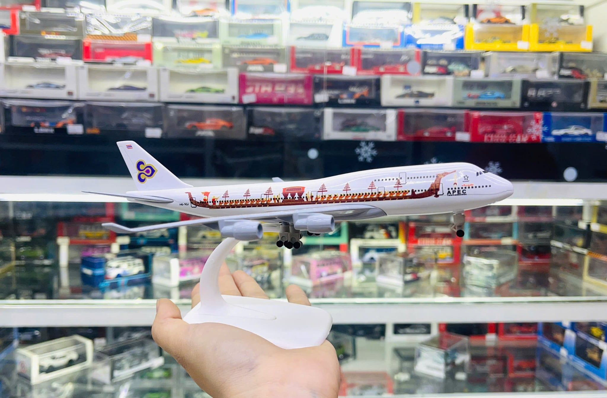  Mô hình máy bay Thai Dragon - Boat Airlines Boeing B747 có bánh xe 20cm MB20138 
