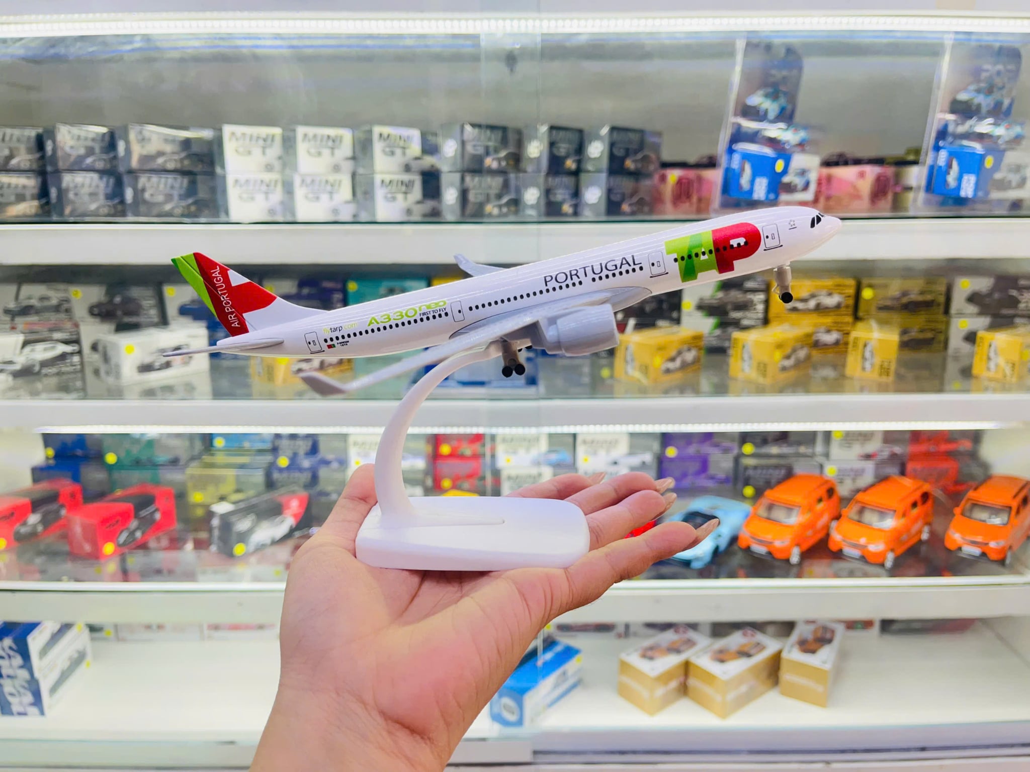  Mô hình máy bay PORTUGAL dòng A A330 kích thước 20cm có bánh xe MB20155 
