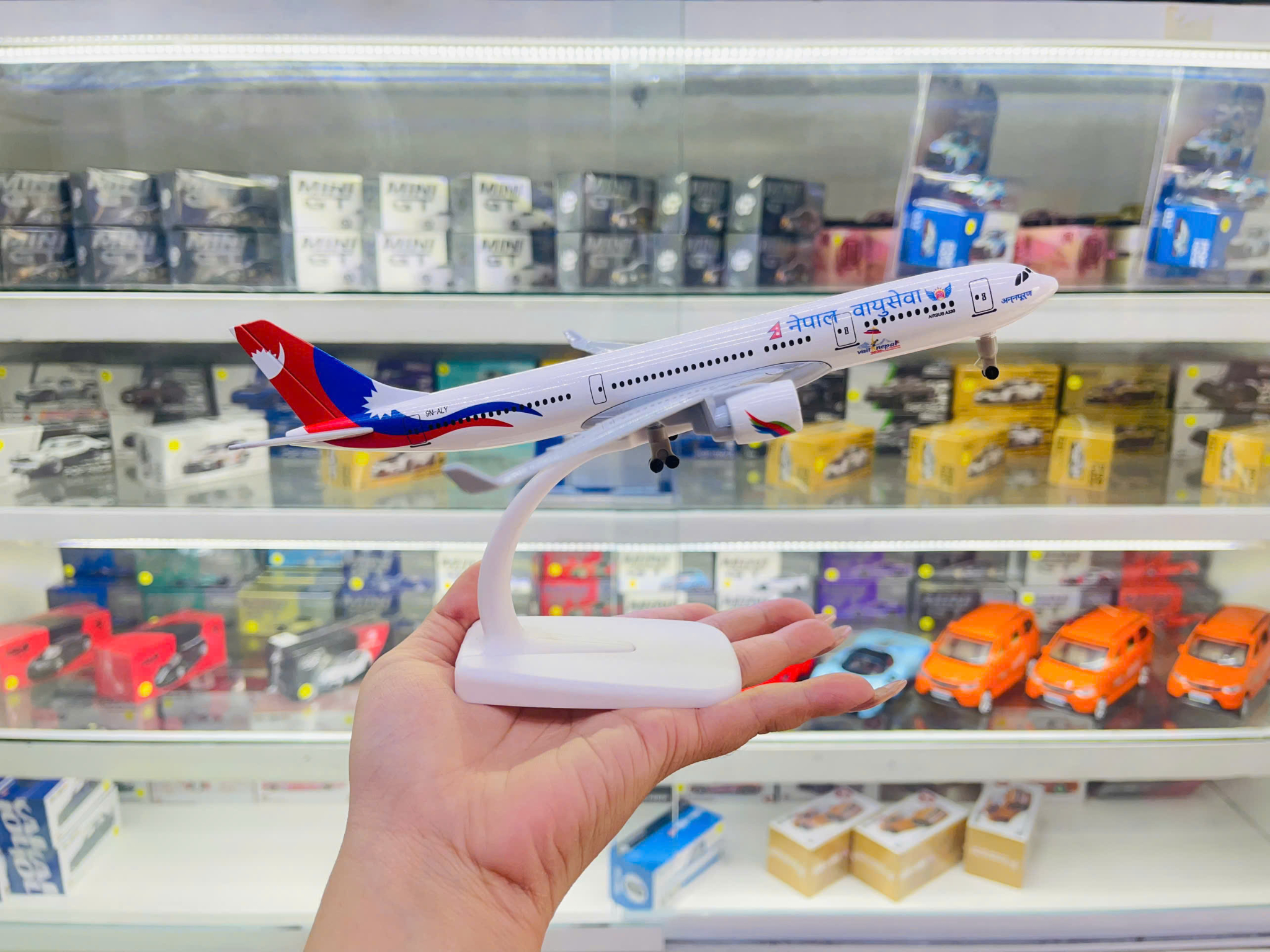  Mô hình máy bay Nepal dòng A A330 kích thước 20cm có bánh xe MB20156 