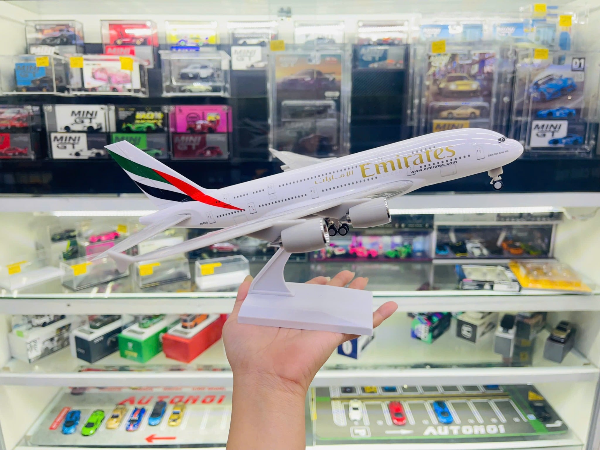  Mô hình máy bay Emirates Airbus A380 30cm MB30014 