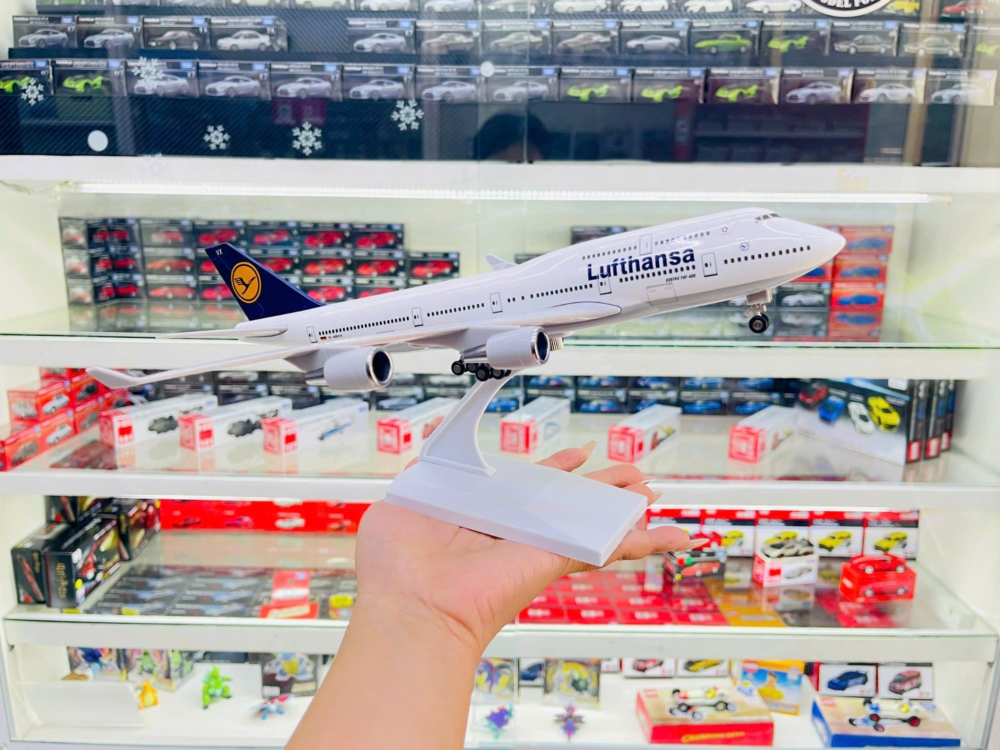  Mô hình máy bay Lufthansa B747 có bánh xe - kích thước 30cm MB30053 
