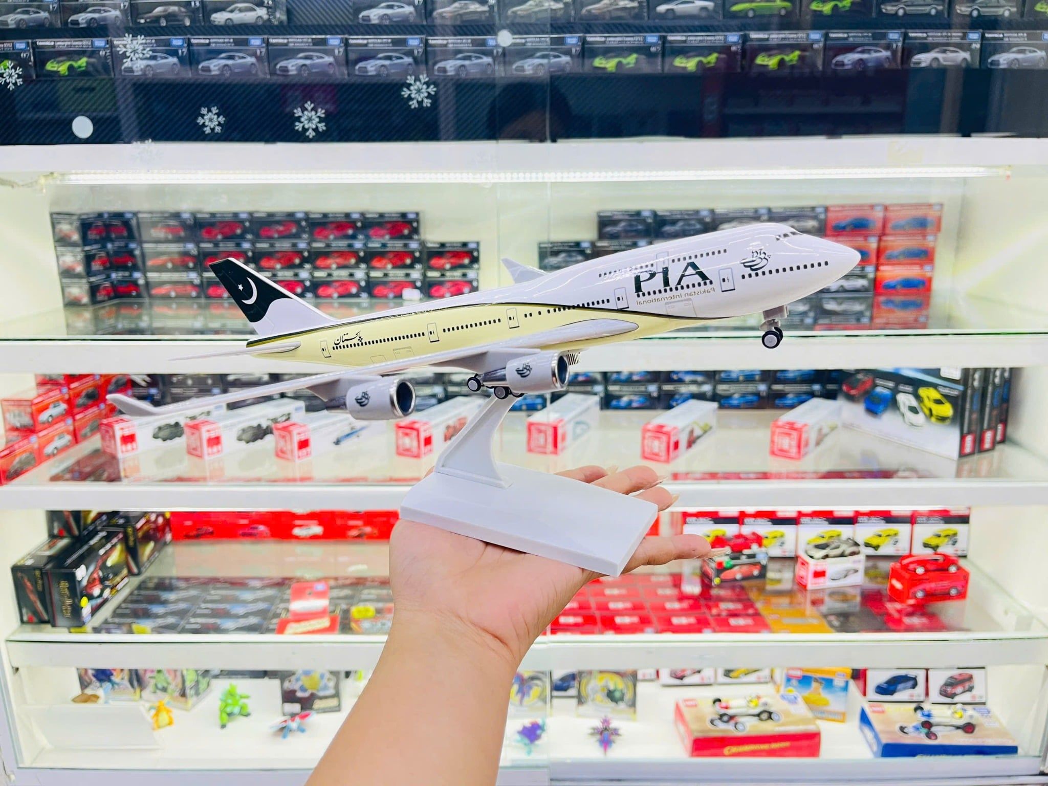  Mô hình máy bay Pakistan International Airlines PIA B747 có bánh xe - kích thước 30cm MB30054 