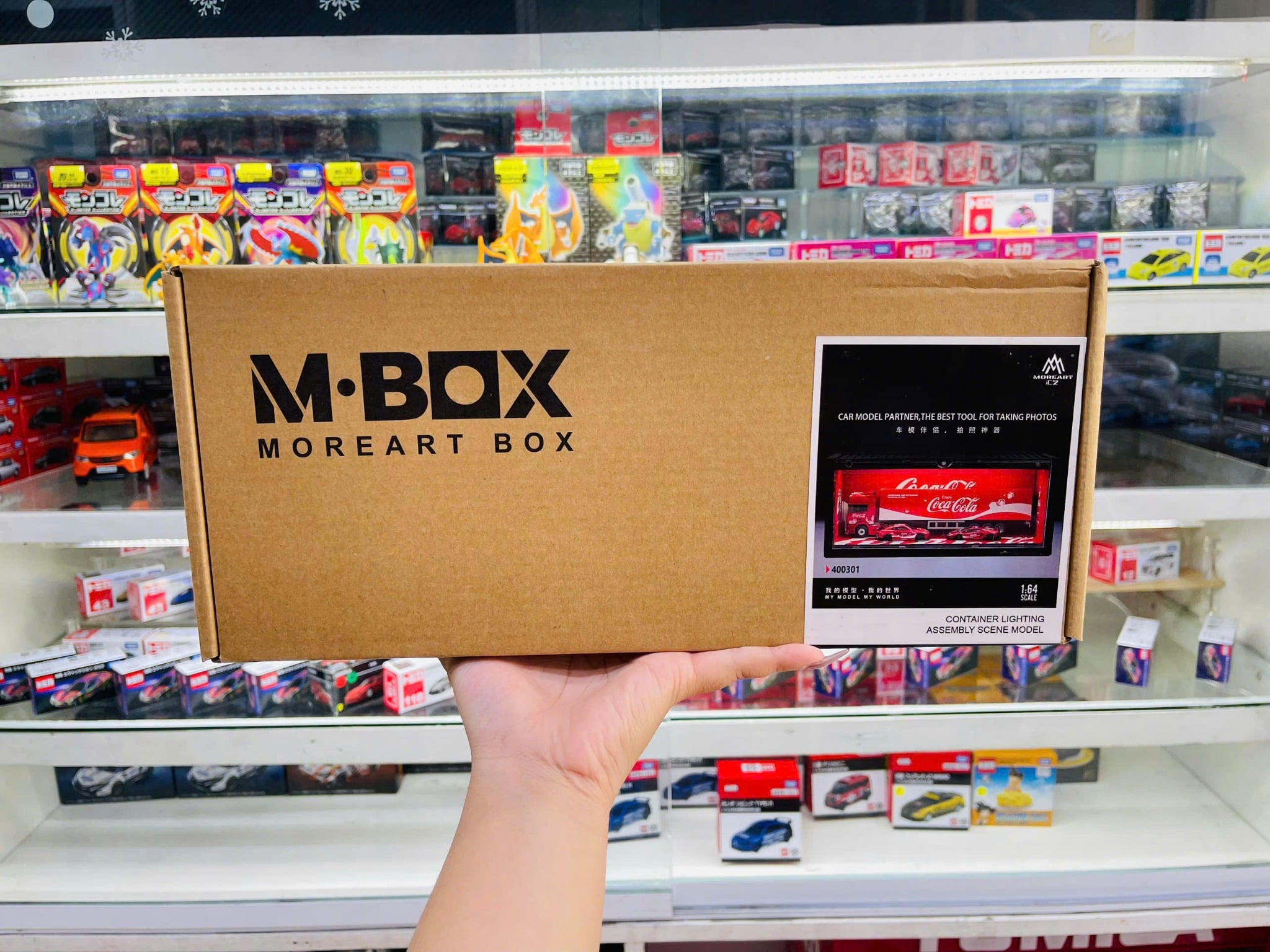  Hộp trưng bày container mô phỏng bãi đỗ xe parking lot Coca Cola 30x12.5x13cm tỉ lệ 1:64 MoreArt MB400301 