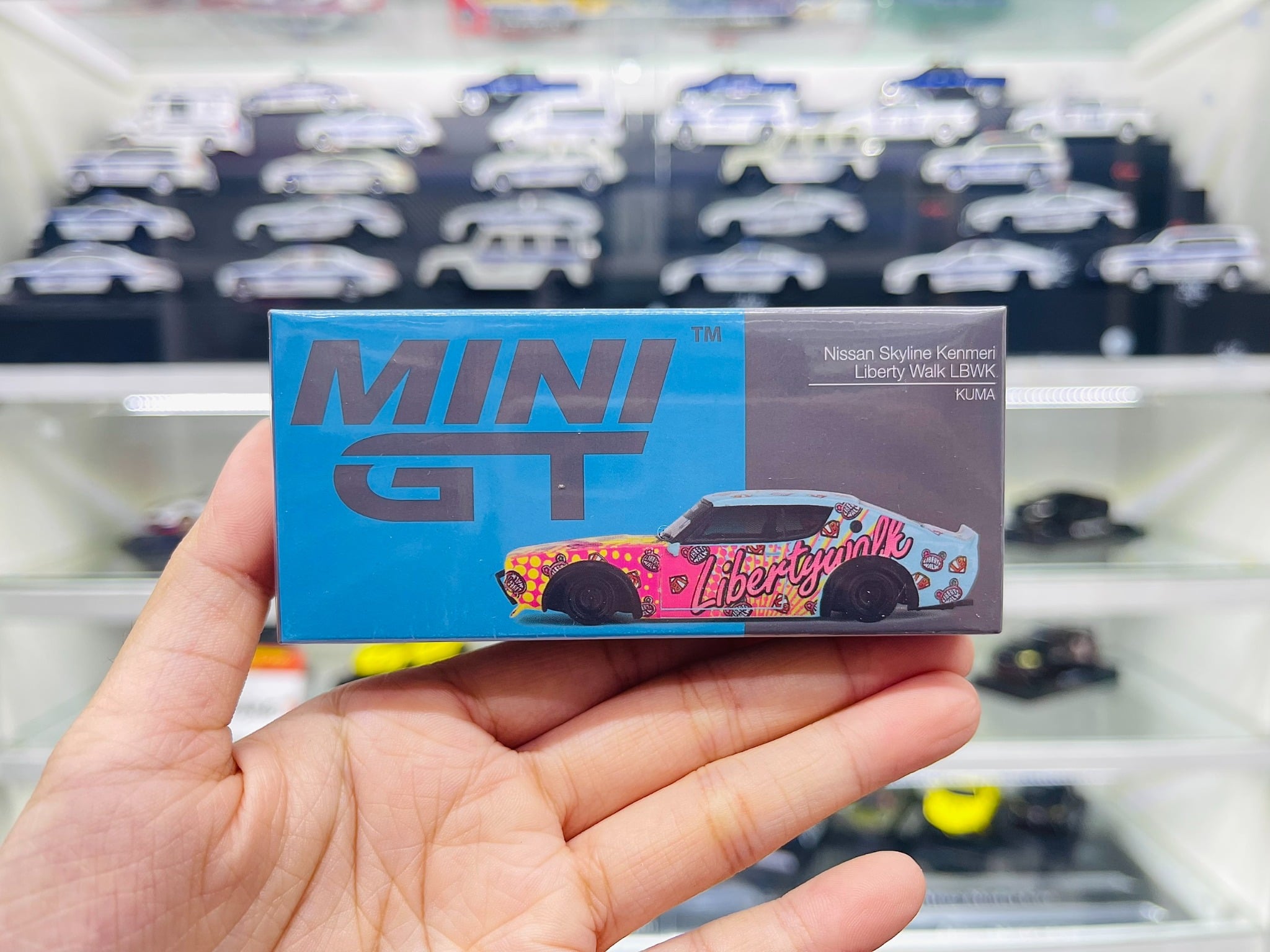  Mô hình xe Nissan skyline Kenmeri Liberty Walk LBWK KUMA tỉ lệ 1:64 MiniGT MGT00698-CH 