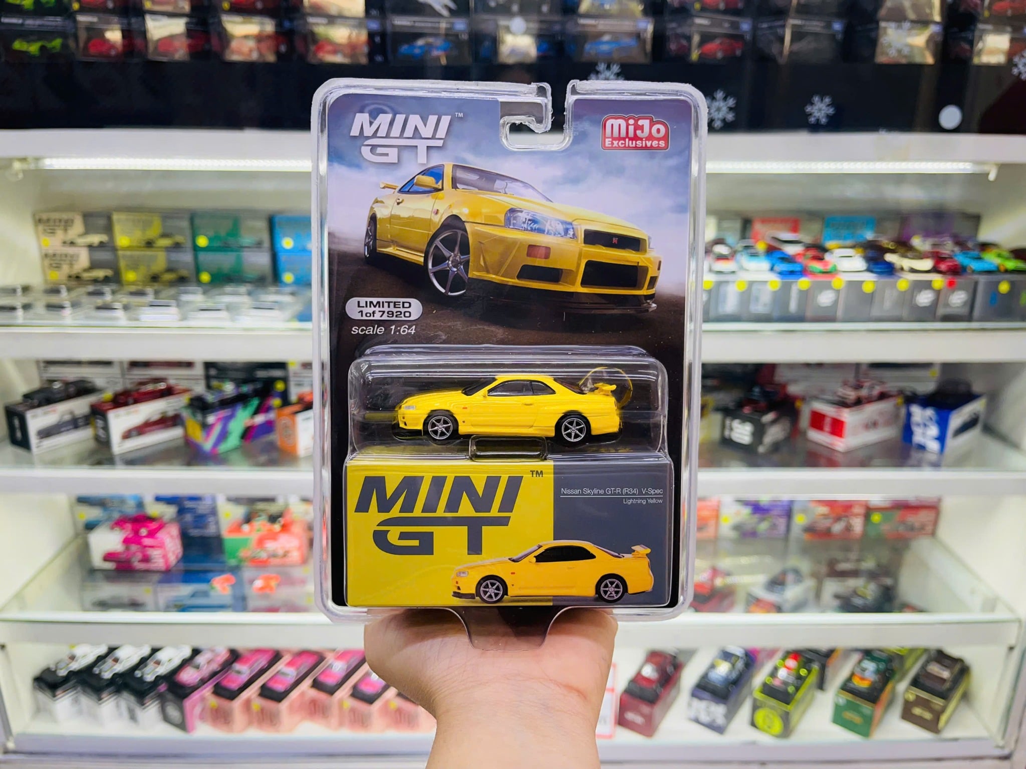  Mô hình xe Nissan skyline GT-R R34 lighting yellow bản card tỉ lệ 1:64 MiniGT x Mijio MGT00762-MJ 