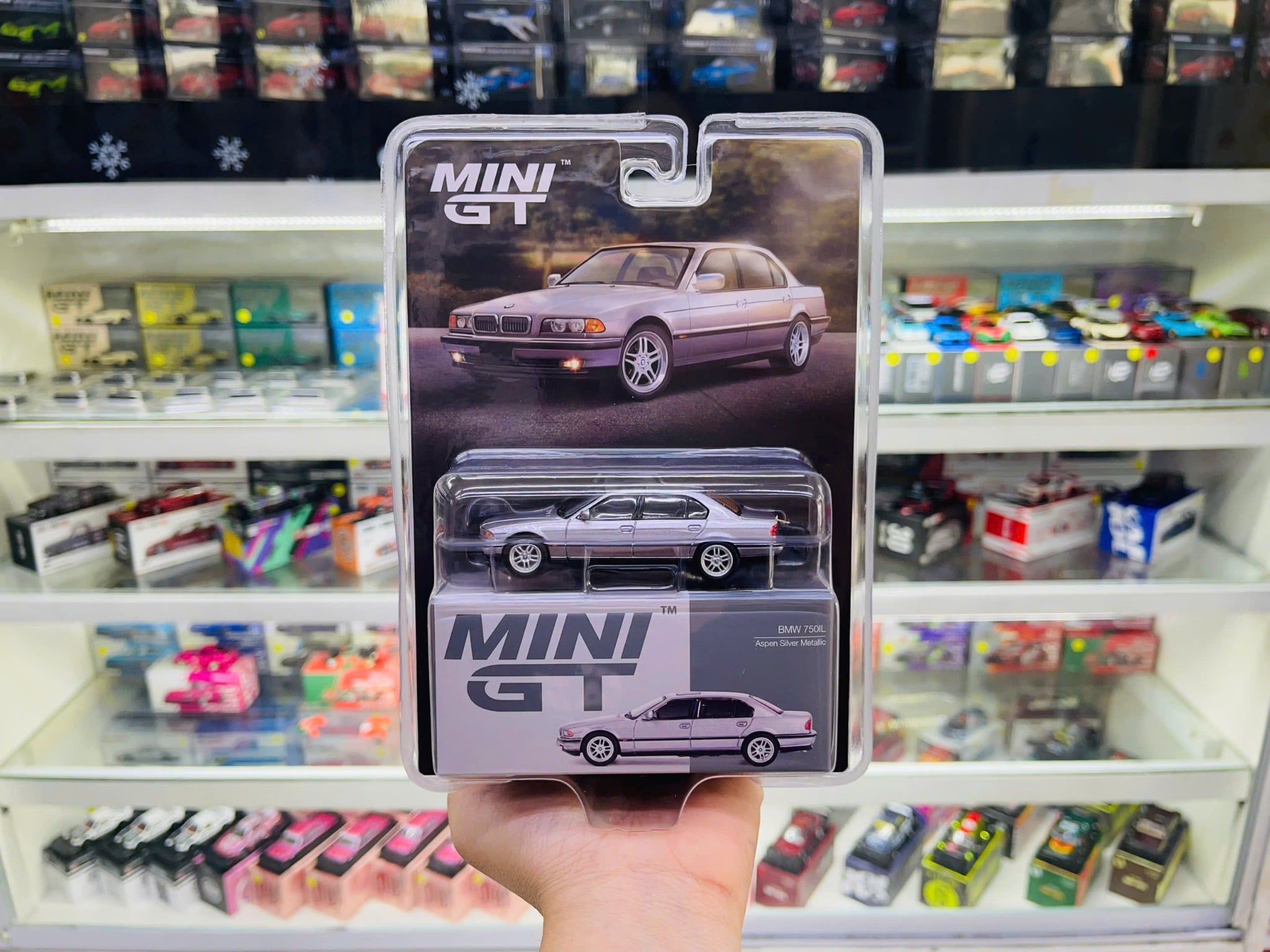  Mô hình xe BMW 750IL Aspen Silver Metallic tỉ lệ 1:64 MiniGT bản card MGT00792 