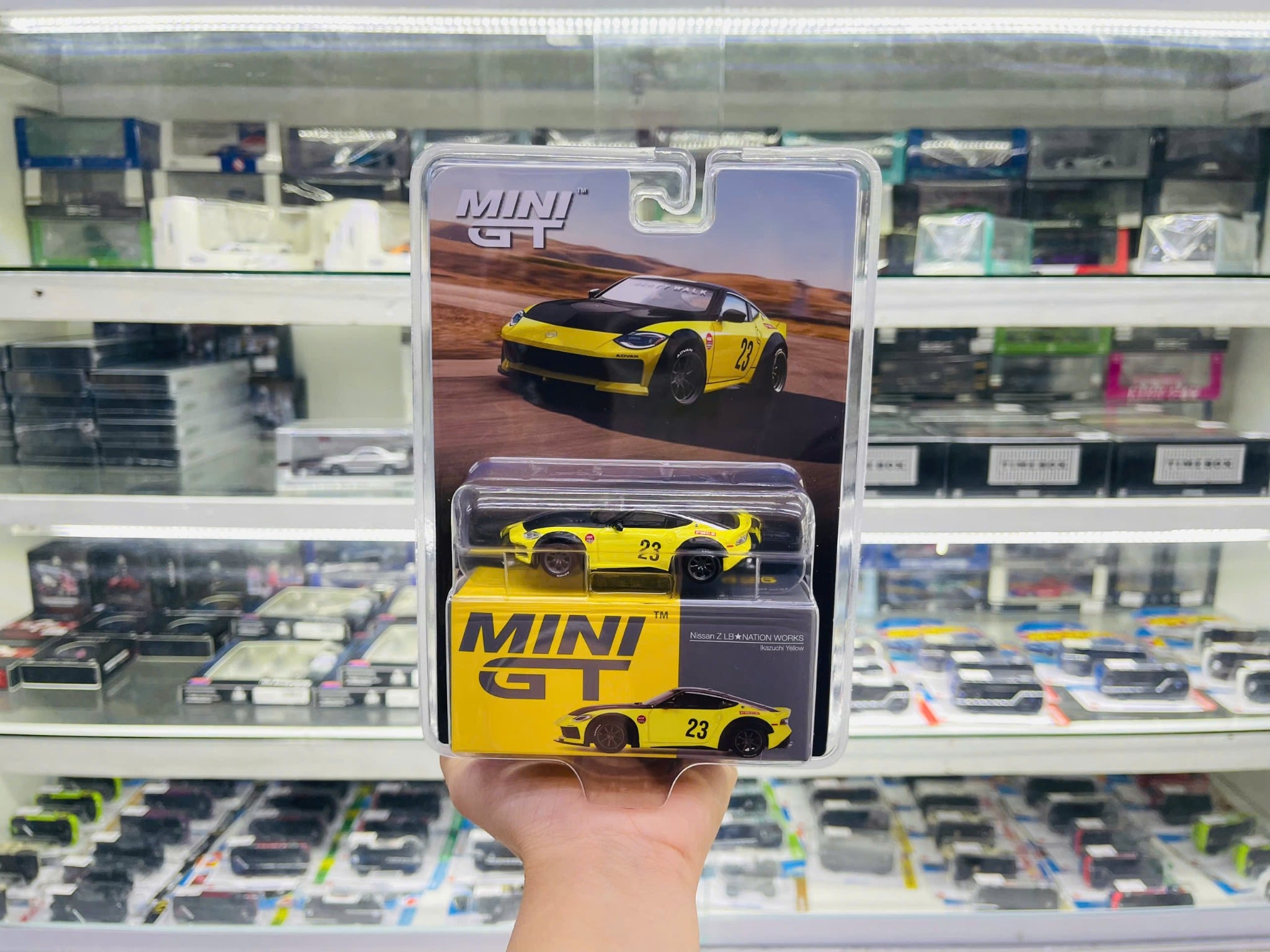  Mô hình xe Nissan Z LB★NATION WORKS Ikazuchi Yellow BẢN card tỉ lệ 1:64 MiniGT MGT00826-BL 