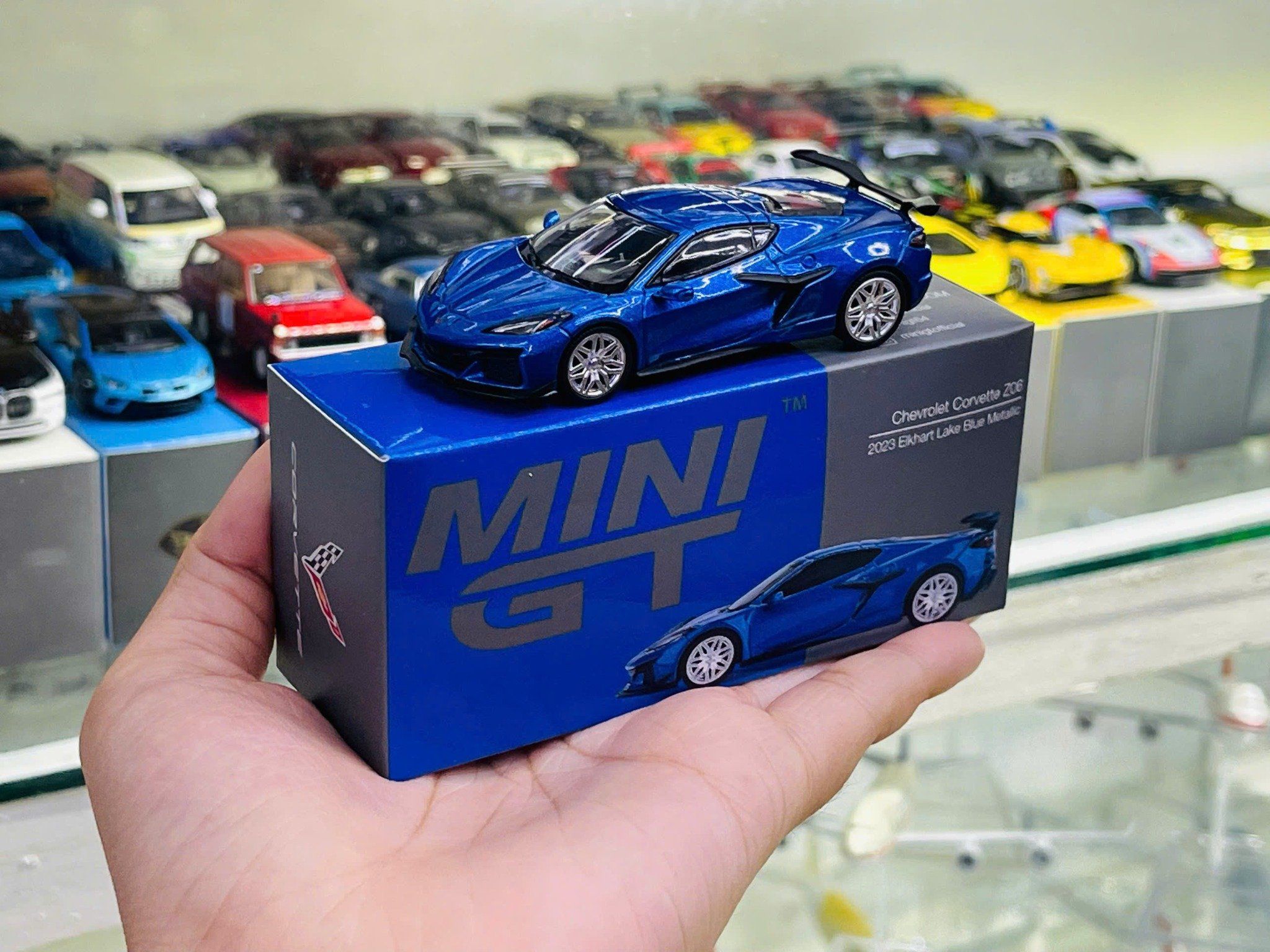  [Hàng Loose] Mô hình xe Chevrolet Corvette Z06 2023 Elkhart Lake Blue Metallic tỉ lệ 1:64 MiniGT MGT00892 