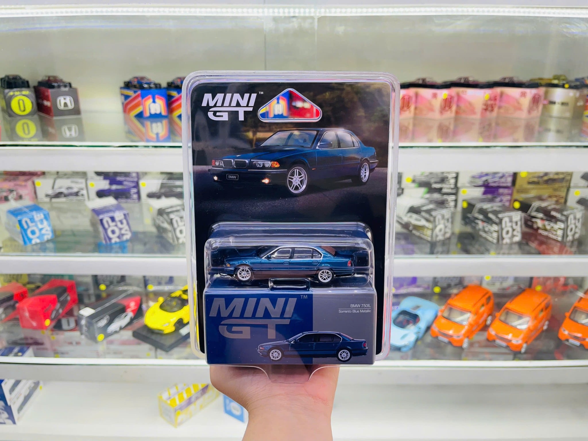  Mô hình xe BMW 750IL Sorrento Blue Metallic BẢN CARD tỉ lệ 1:64 MiniGT MGT00894-BL 
