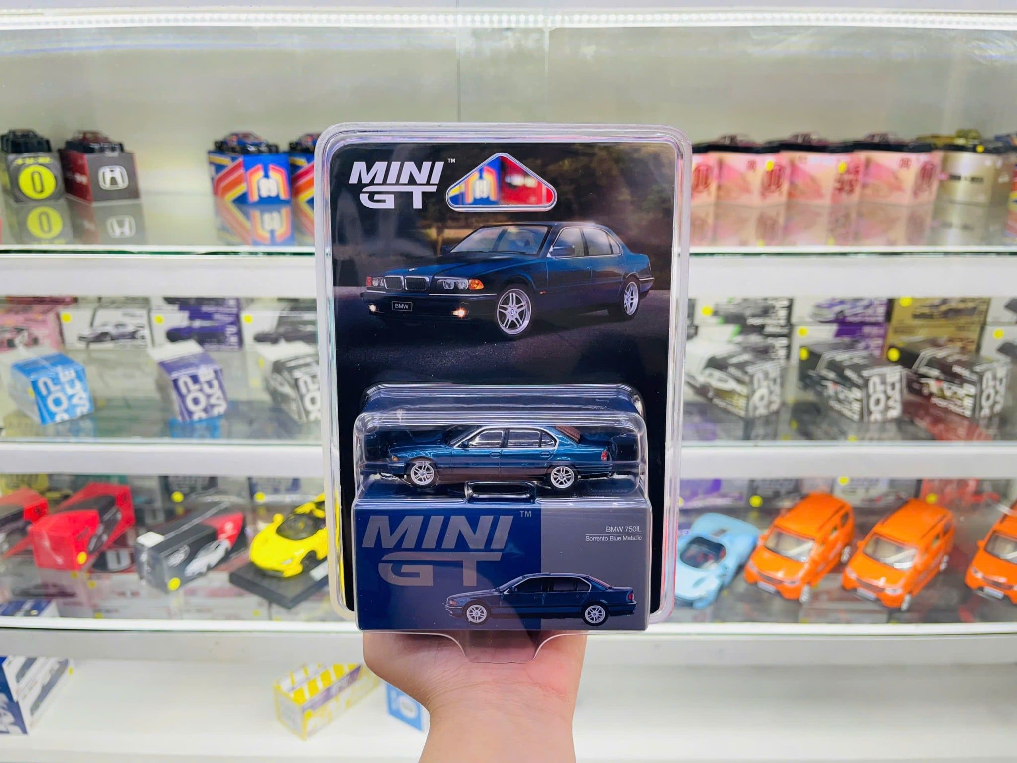  Mô hình xe BMW 750IL Sorrento Blue Metallic BẢN CARD tỉ lệ 1:64 MiniGT MGT00894-BL 