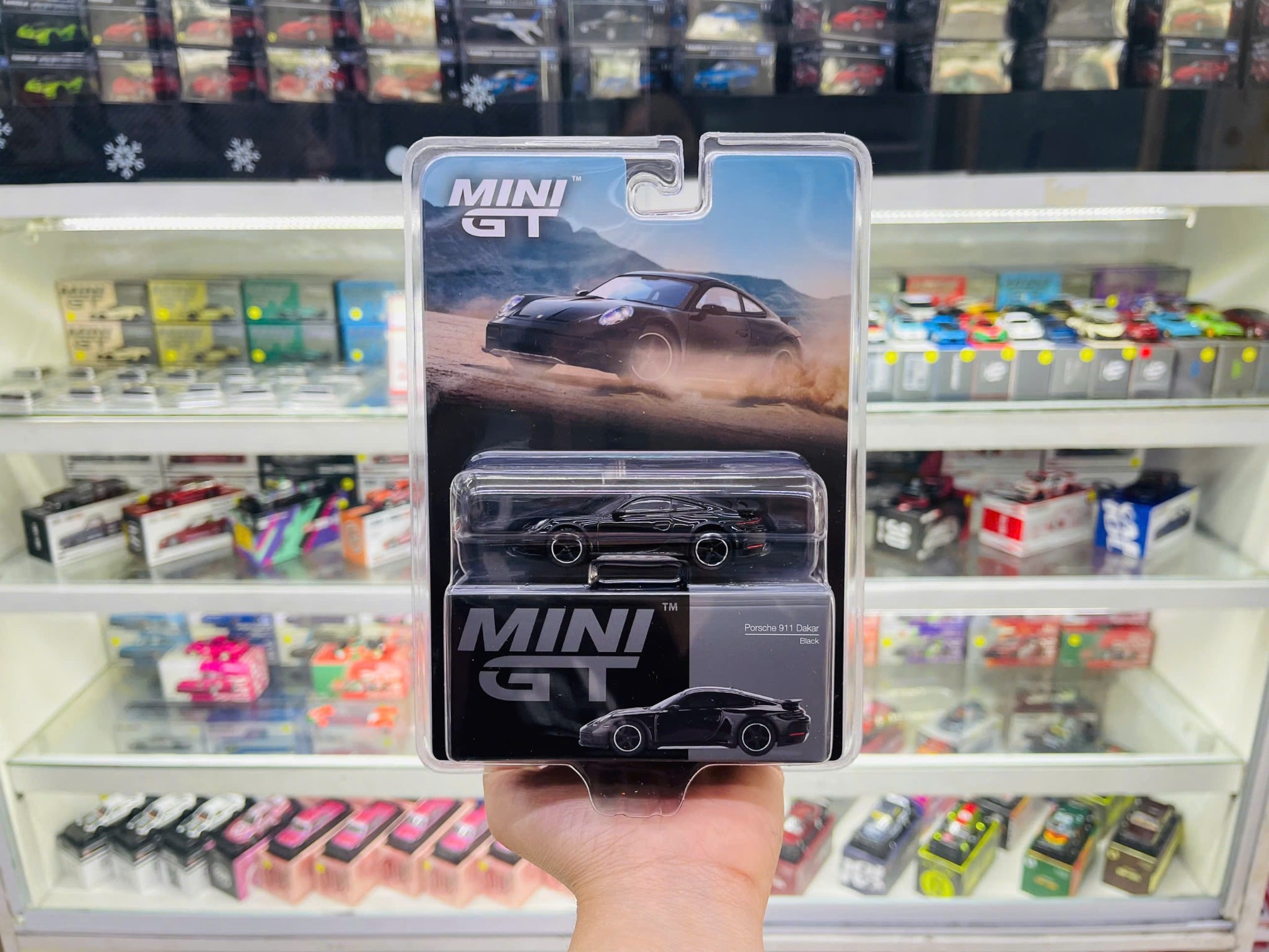  Mô hình xe Porsche 911 Dakar Black bản card tỉ lệ 1:64 MiniGT MGT00958-BL 