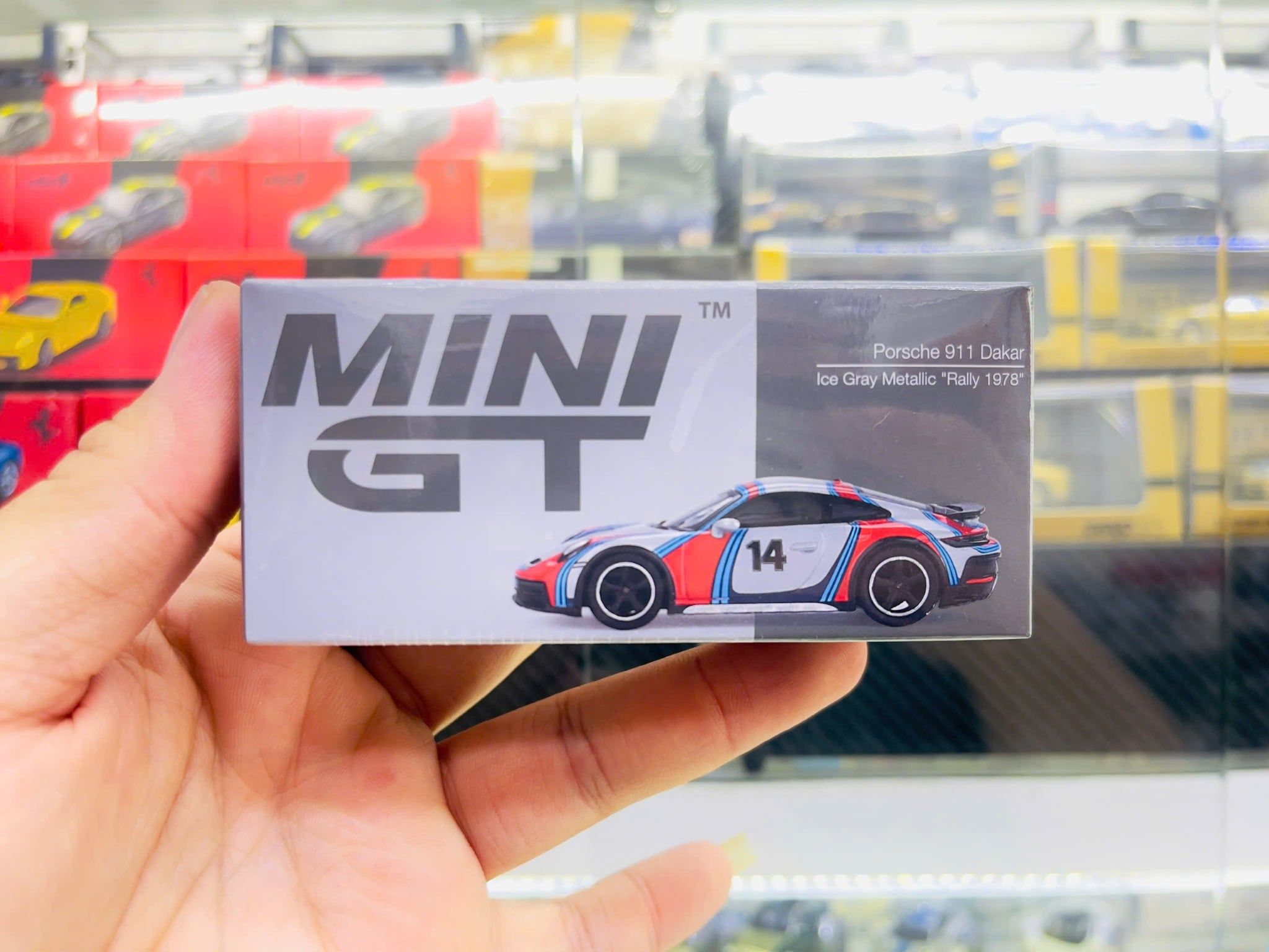  Mô hình xe Porsche 911 Dakar Ice Grey Metallic 