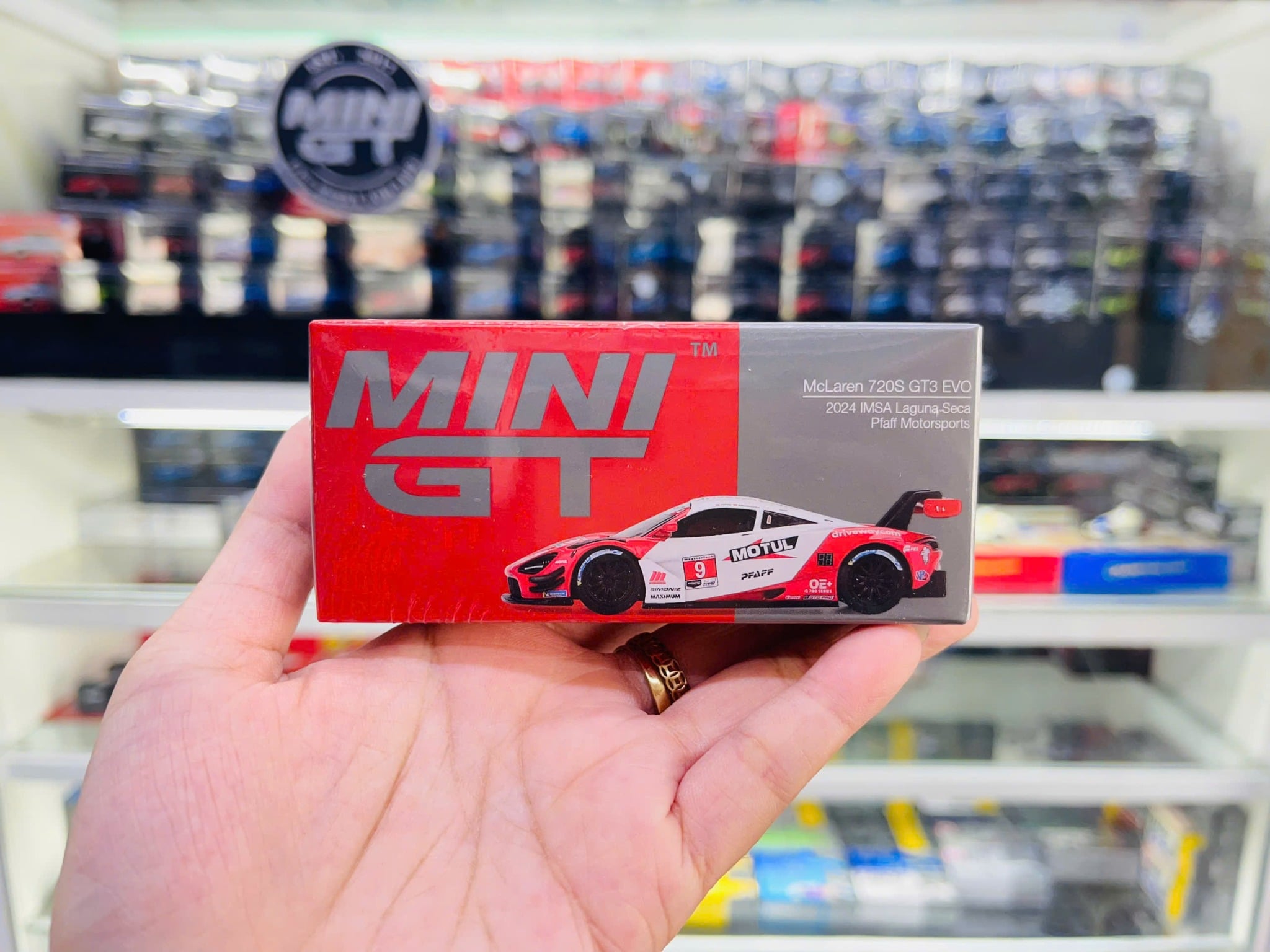  Mô hình xe McLaren 720S GT3 Evo Pfaff Motorsports 2024 IMSA Laguna Seca tỉ lệ 1:64 MiniGT MGT00993-CH 
