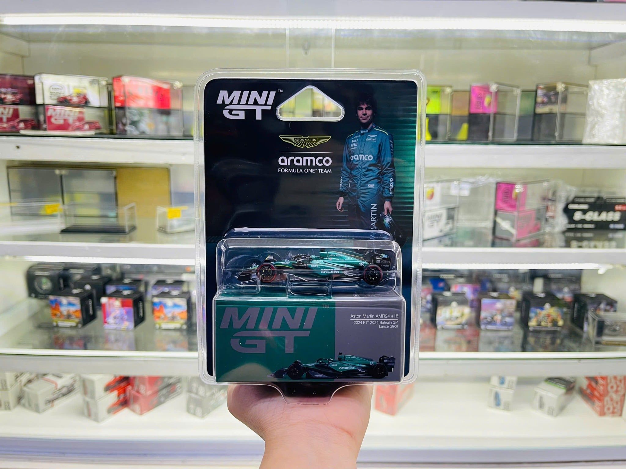  Mô hình xe Aston Martin AMR24 #18 Lance Stroll 2024 F1 2024 Bahrain GP card tỉ lệ 1:64 MiniGT MGT01001 