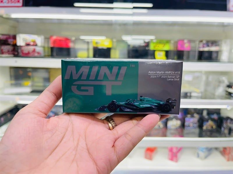  Mô hình xe Aston Martin AMR24 #18 Lance Stroll 2024 F1 2024 Bahrain GP card tỉ lệ 1:64 MiniGT MGT01001 