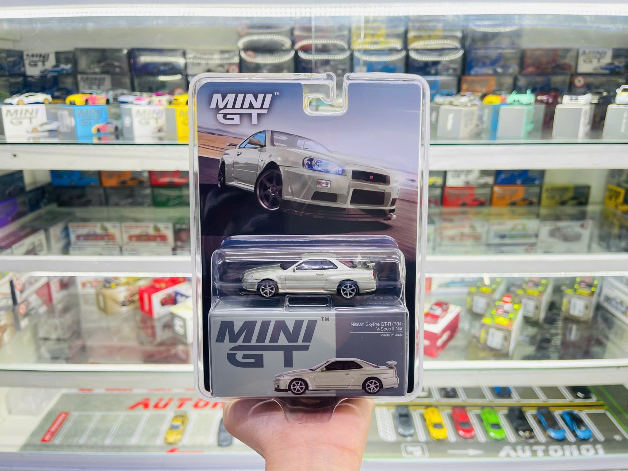  Mô hình xe Nissan Skyline GT-R (R34) V-Spec II Nür Millenium Jade card tỉ lệ 1:64 MiniGT MGT01003 