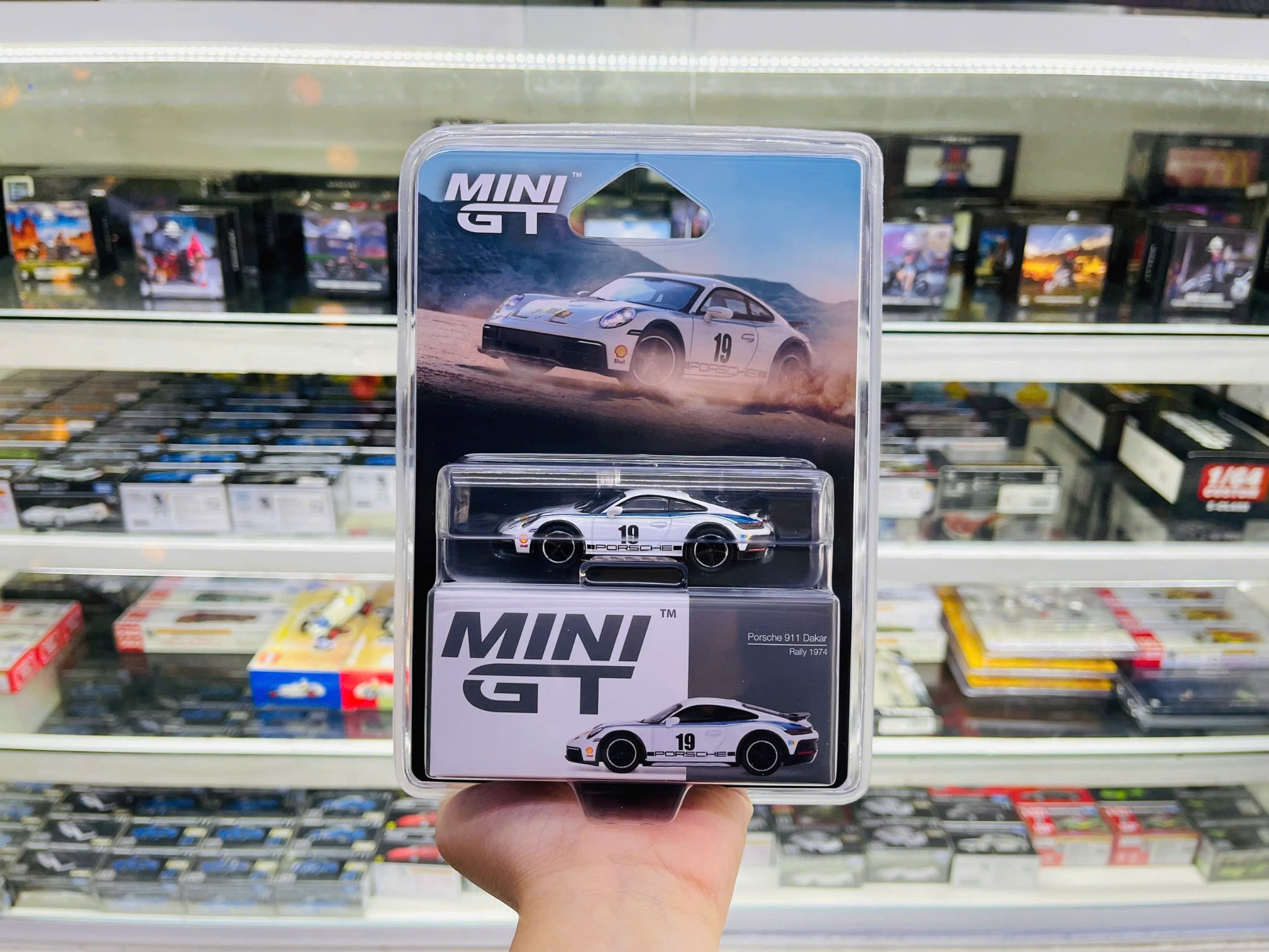  Mô hình xe Porsche 911 Dakar Rally 1974 bản Card tỉ lệ 1:64 MiniGT MGT01009 