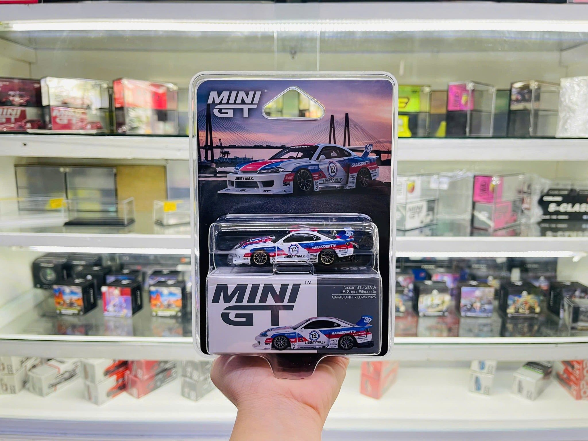  Mô hình xe Nissan LB-Super Silhouette S15 SILVIA GARASIDRIFT x LBWK 2025 bản card tỉ lệ 1:64 Minigt MGT01022 No Chase 