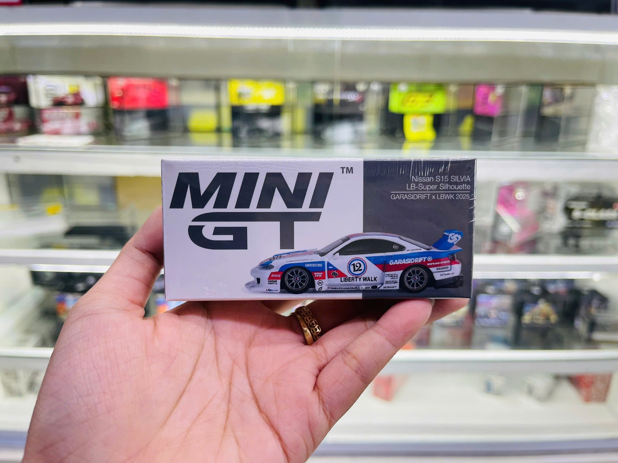  Mô hình xe Nissan LB-Super Silhouette S15 SILVIA GARASIDRIFT x LBWK 2025 tỉ lệ 1:64 Minigt MGT01022 