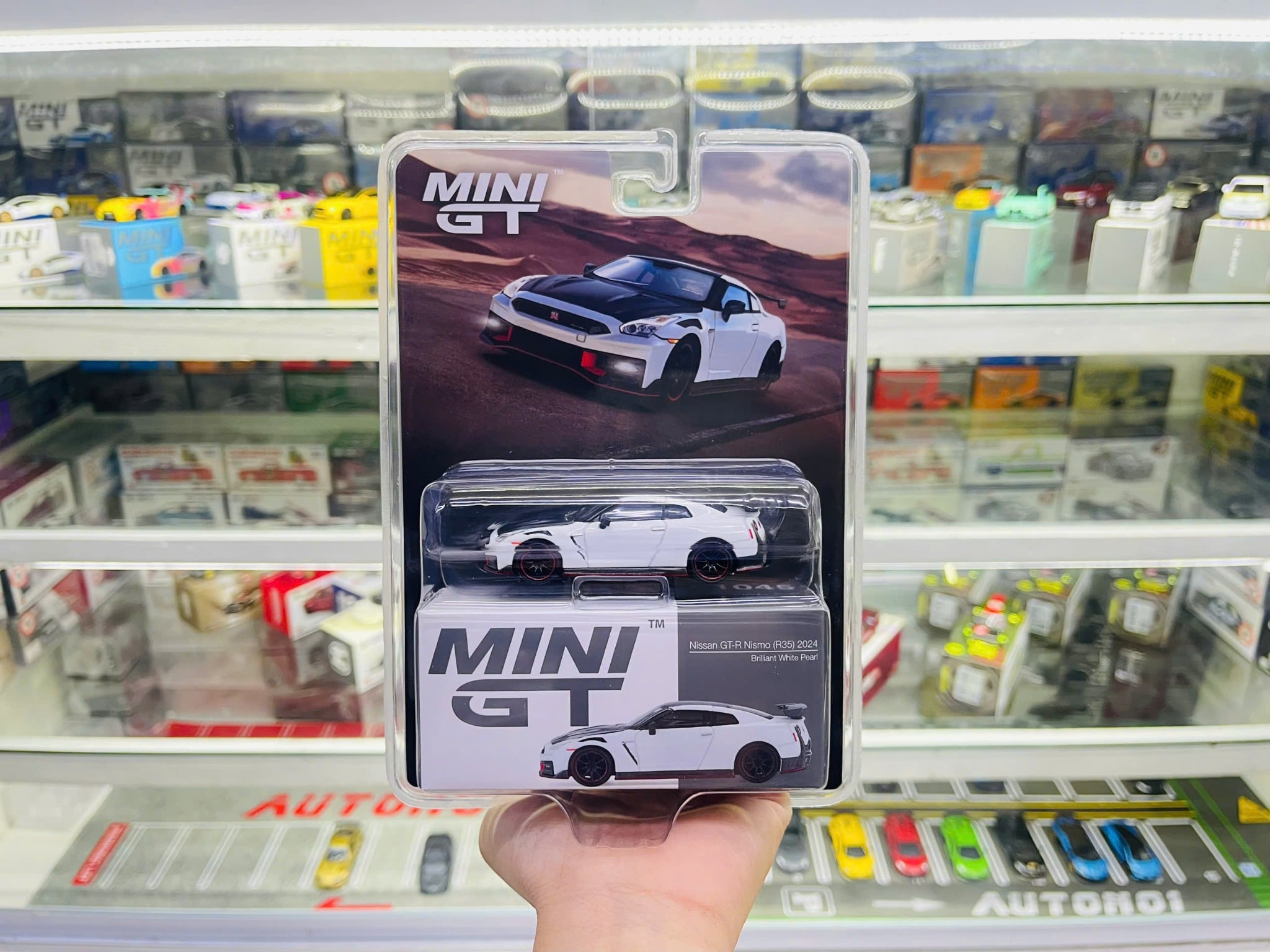  Mô hình xe Nissan GT-R Nismo 2024 Brilliant White Pearl card tỉ lệ 1:64 MiniGT MGT01045-BL 