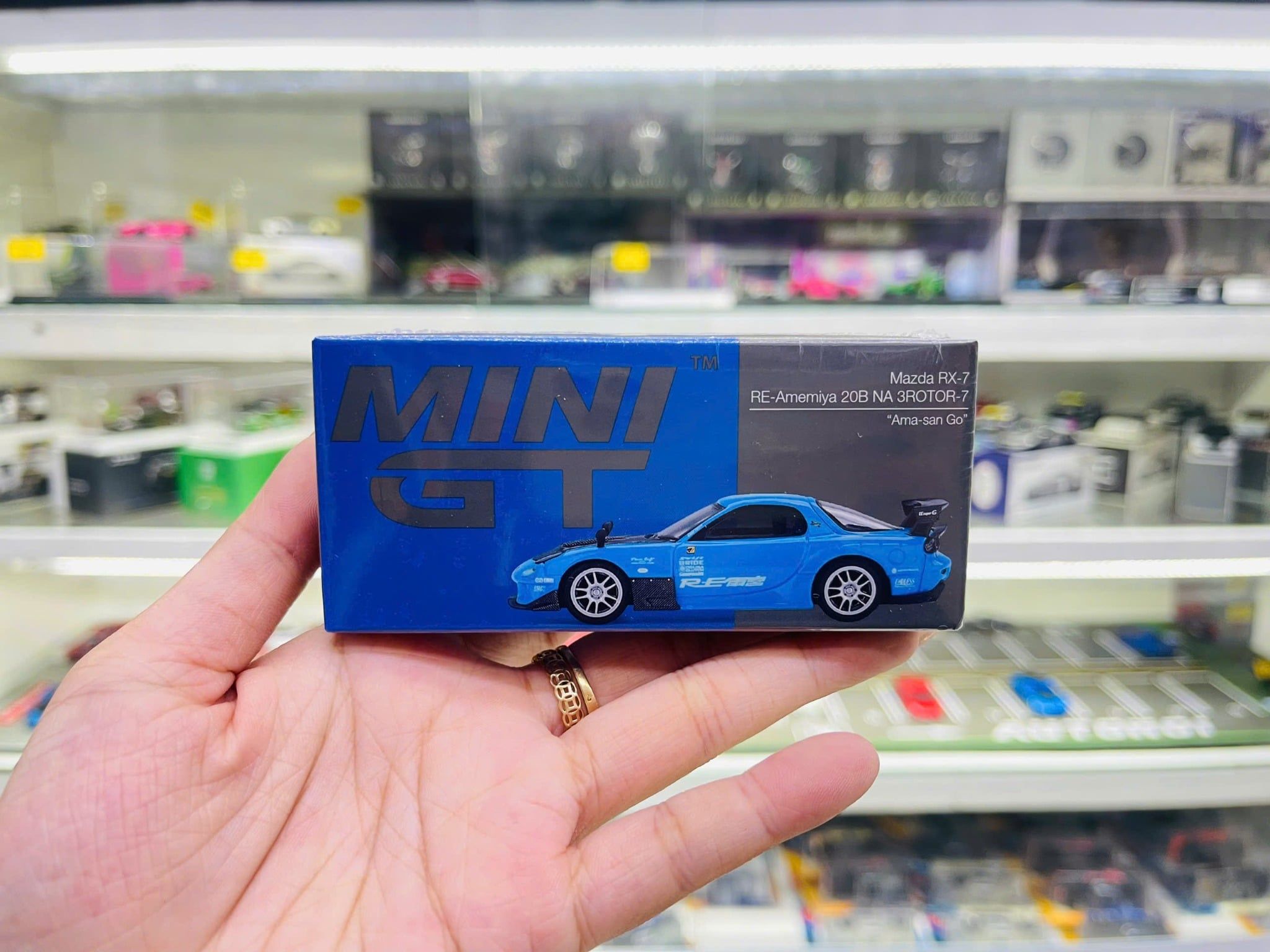 Mô hình xe Mazda RX-7 RE-Amemiya 20B NA 3ROTOR-7 “Ama-san Go” tỉ lệ 1:64 MiniGT MGT01046 