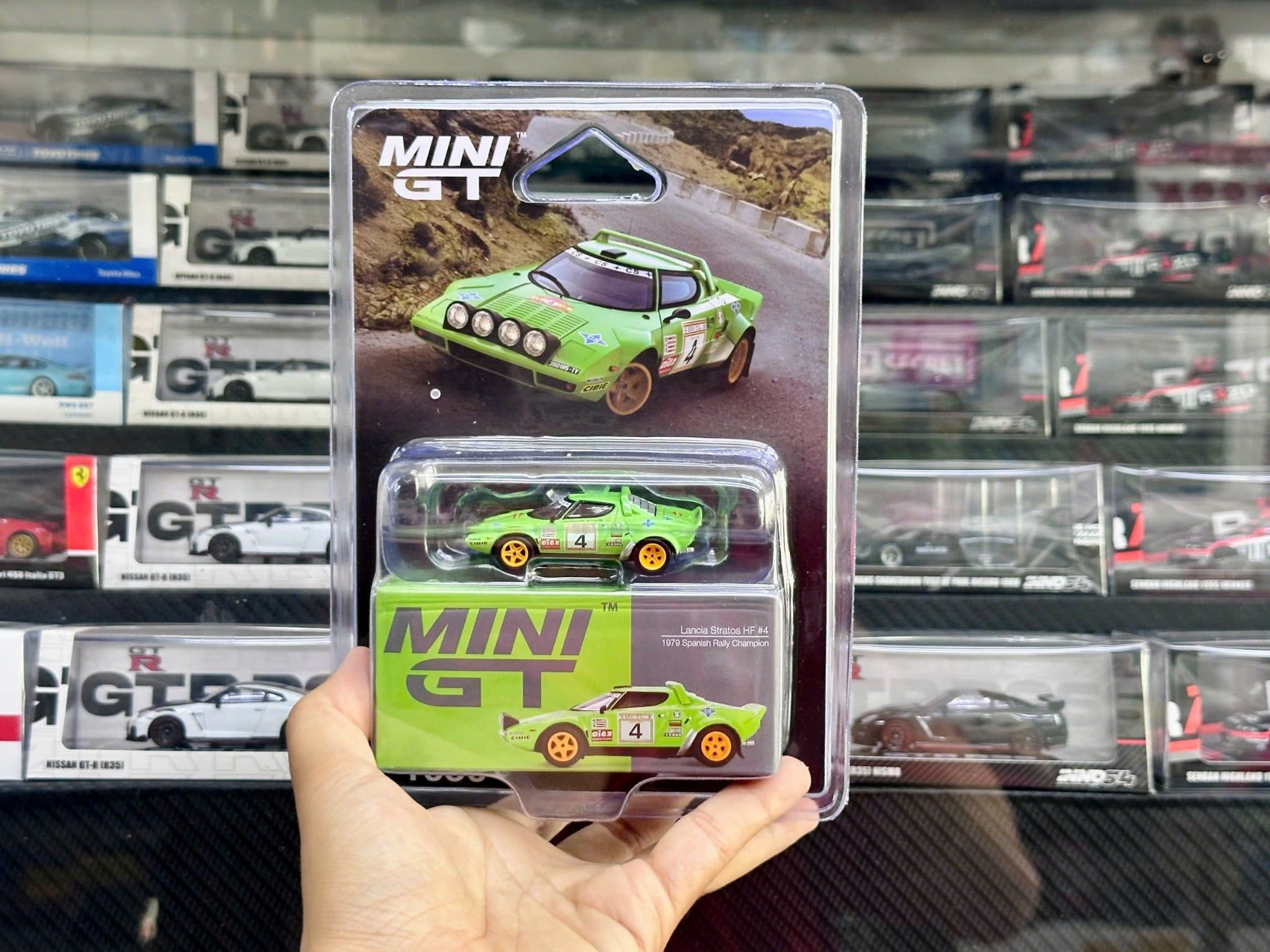  Mô hình xe Lancia Stratos HF #4 1979 Spanish Rally Champion card tỉ lệ 1:64 MiniGT MGT01050-BL 
